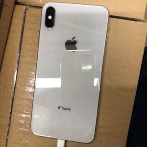 64 G silver comes with headphones and charger